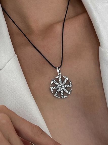 Подвеска Коловрат со звездой Руси из серебра 925 пробы, фото на модели