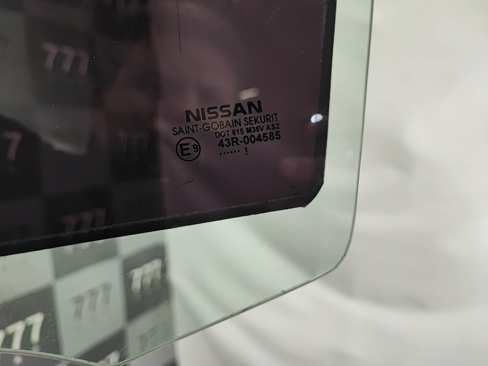 Стекло двери передней левой Nissan Tiida 1 (C11) 04-13 Б/У Оригинал 80301EL000