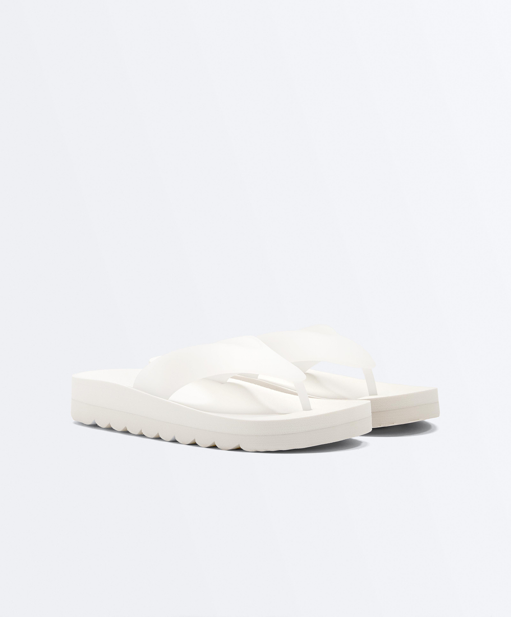 OYSHO Пляжные сандалии на платформе, белый