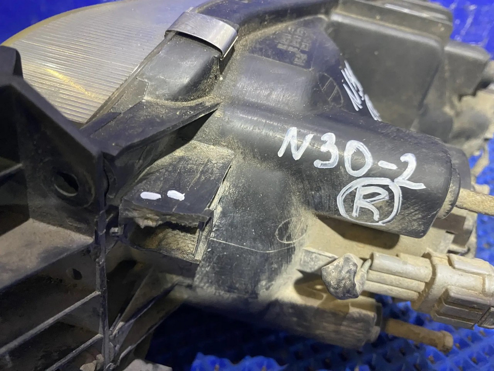 Фара передняя правая NISSAN R'NESSA 1997