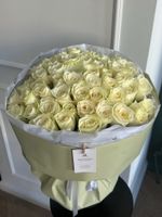 Букет из белой розы (50см) 51 шт в оформлении