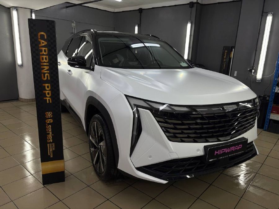 GEELY ATLAS в новом стиле  матовый белый низ + классический чёрный глянцевый верх