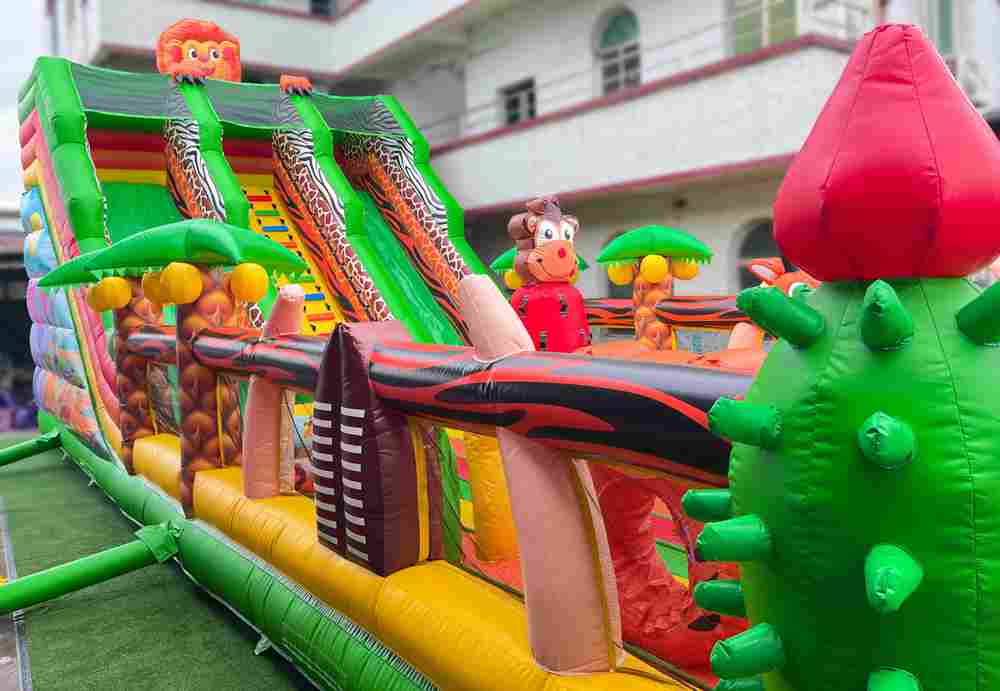 Коммерческий надувной батут "Сафари Ультра", 14*6*7,5 м.