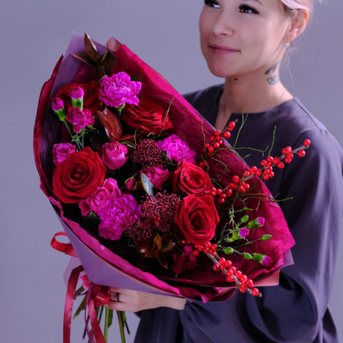 Купить Яркий букет с красными розами и ягодами #981