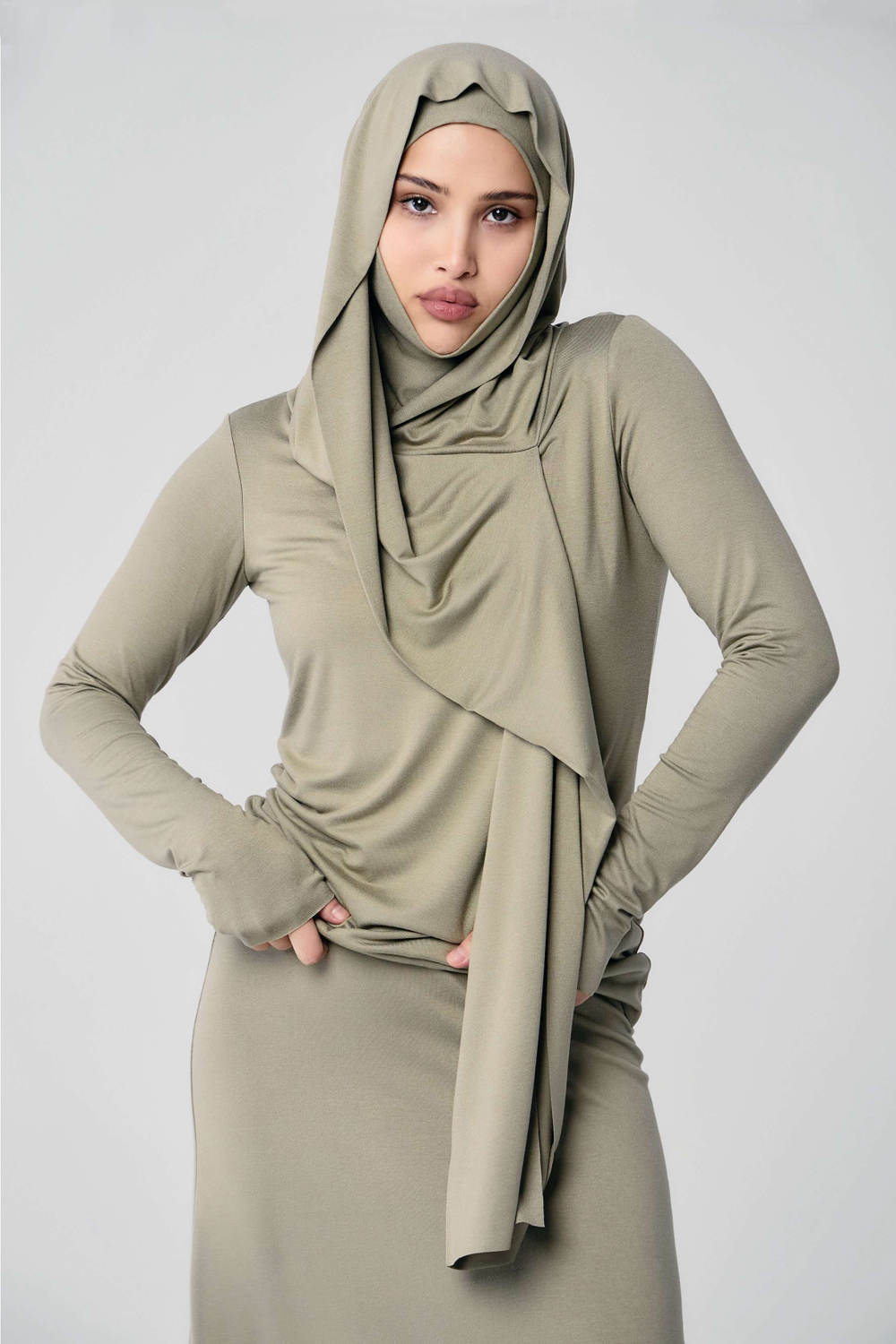 Лонгслив с капюшоном хаки