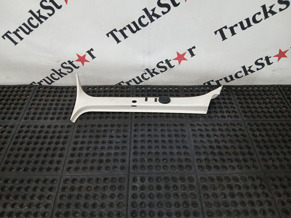 Накладка стойки лобового стекла левая