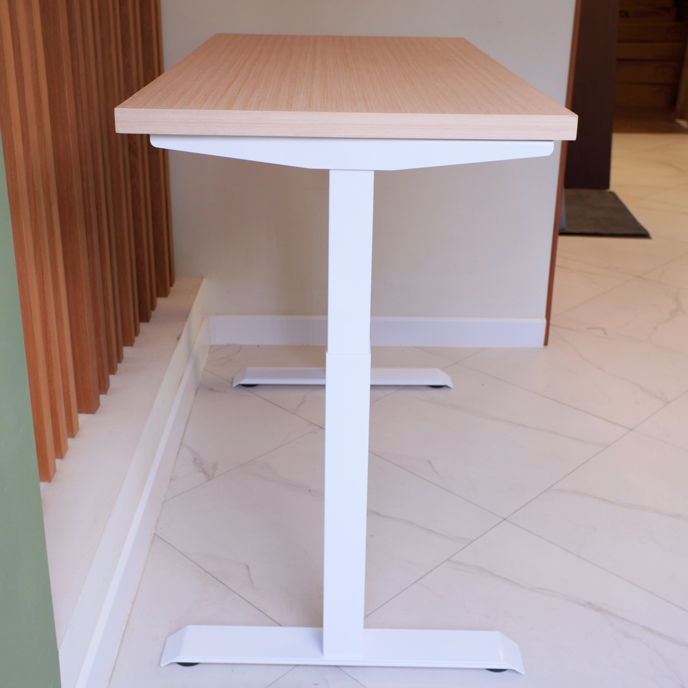 Регулируемый компьютерный стол Motor UP с регулировкой по высоте — столешница МДФ дуб беленый