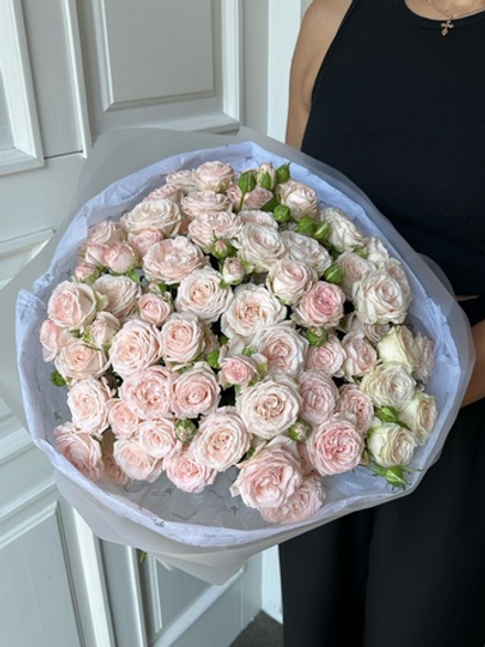 Моно букет из кустовой пионвидной розы