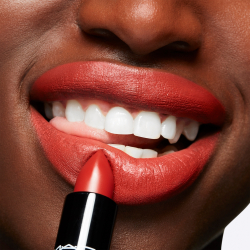 MAC Cosmetics Chili's Crew Lustreglass Lipstick - Увлажняющая глянцевая помада, 3 g