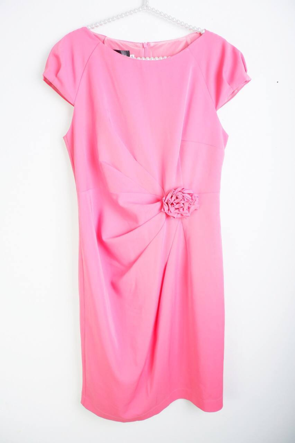 Платье приятного оттенка, визуально на 48 размер