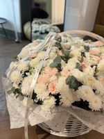 Гранд корзина из кустовых пионовидных роз, хризантемы, эвкалипта и одноголовых роз