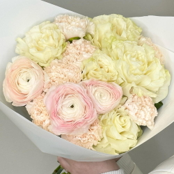 «Утро без слов» букет из ранункулюсов, французских роз и диантусов