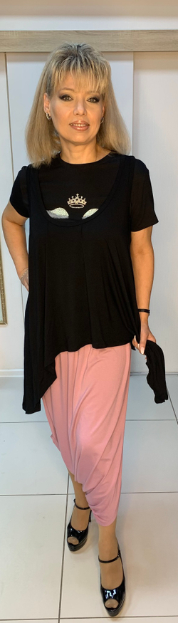 Трикотажная двойка: черная майка-туника и пудровые шаровары