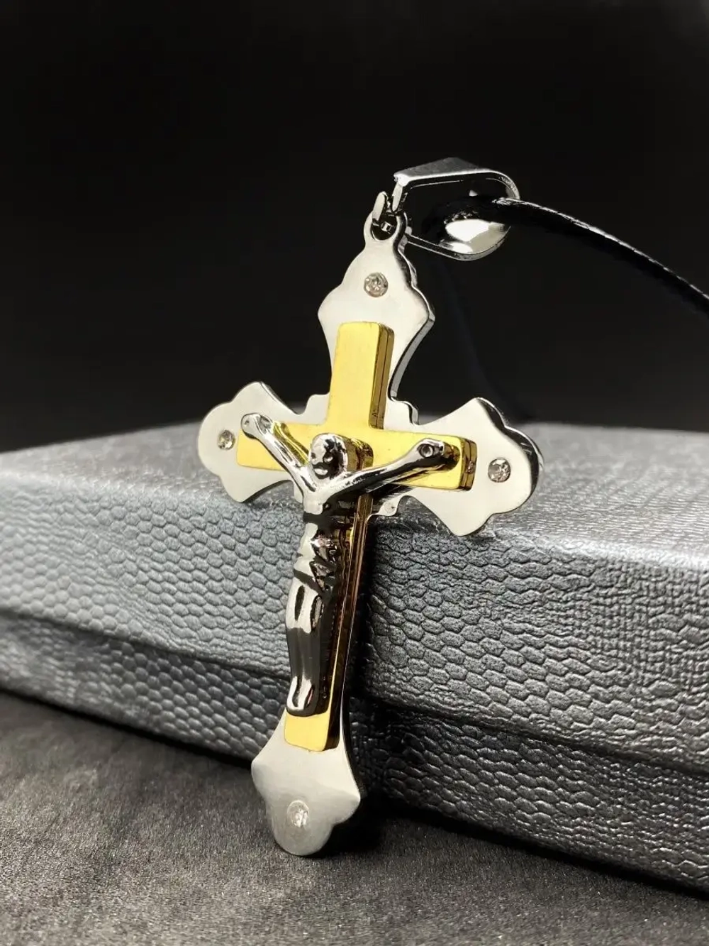 Крупный массивный крест из нержавеющей стали