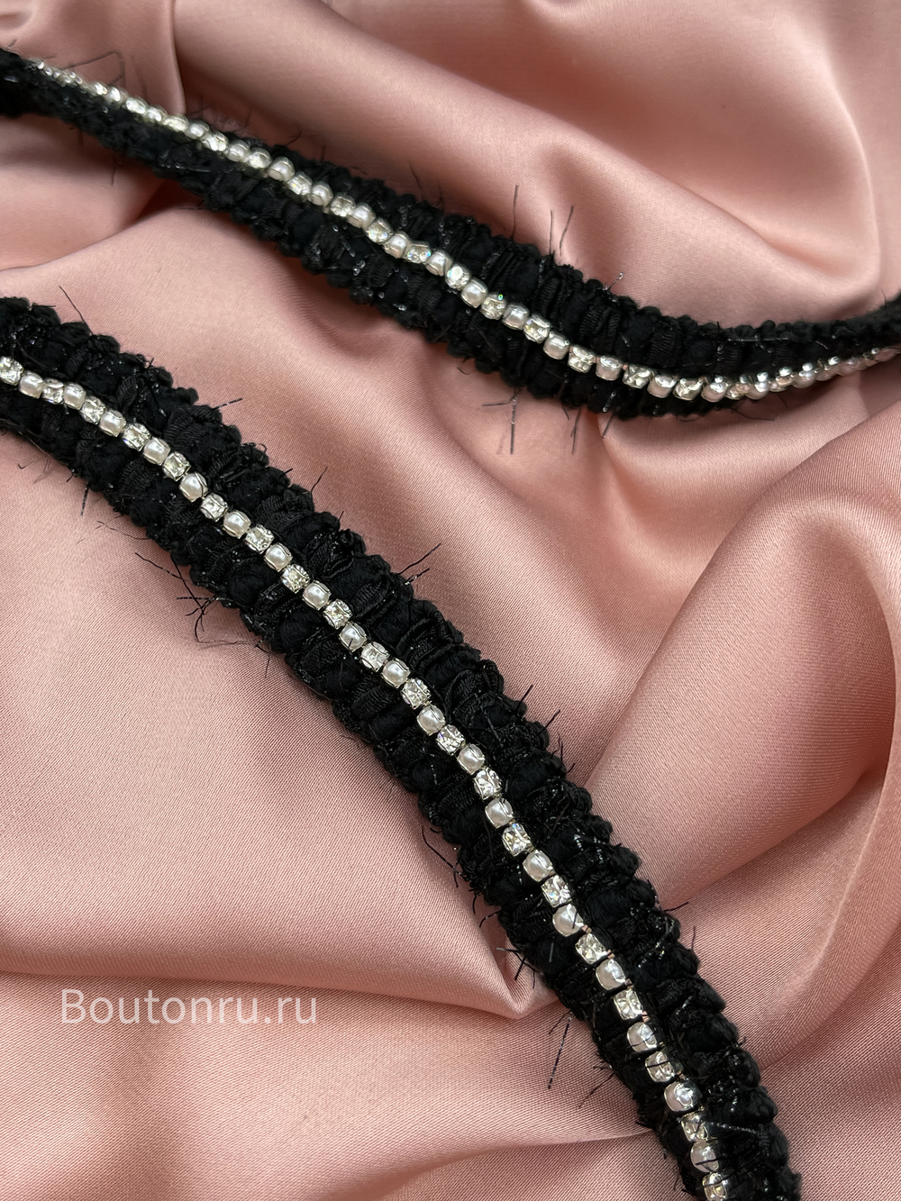 Тесьма черная с нитью люрекс ряд со стразами и жемчугом