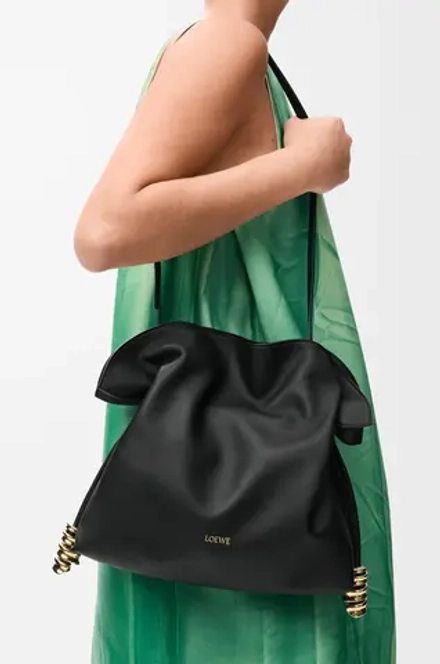 Loewe Сумка-клатч среднего размера Coil Flamenco из телячьей кожи наппа, черный