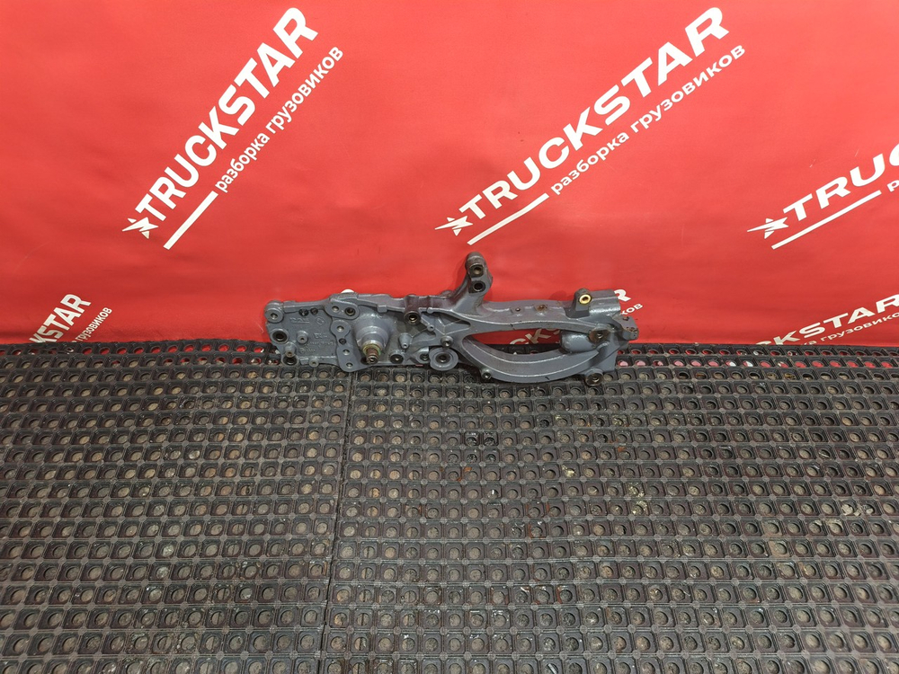 Кронштейн буксировочный правый 2020г.