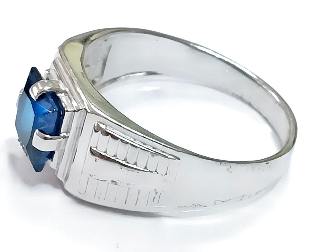 Ювелирное кольцо из серебра с нанокристаллом