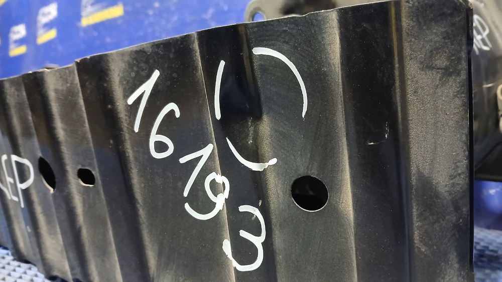 Усилитель переднего бампера MAZDA AXELA 2003-2006