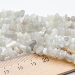 Лунный камень (белая иризация), крошка 4-7 мм, цена за нить 38 см