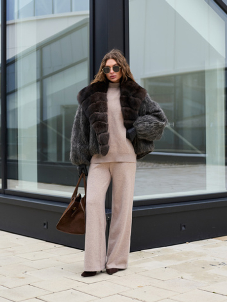 Укороченный шерстяной пуховик с мехом лисы