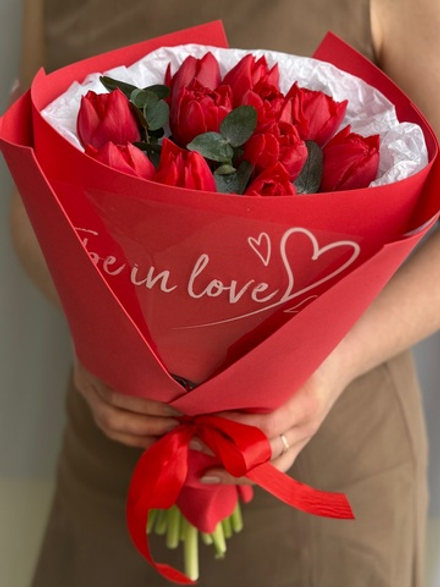 Пионовидные красные тюльпаны и эвкалипт в элегантном оформлении от Флора Маркет