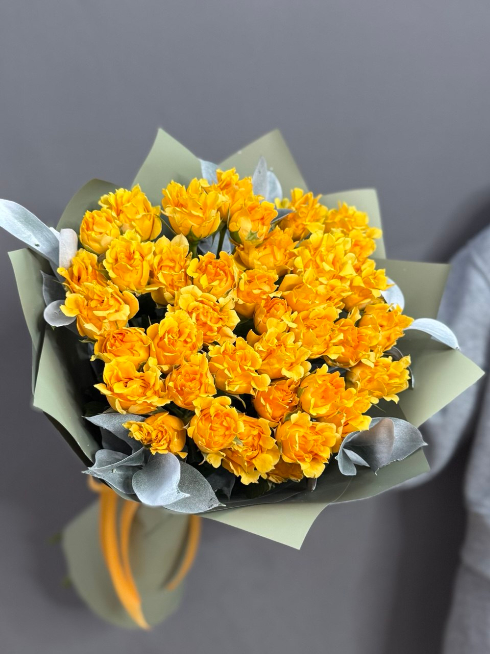 Монобукет с кустовыми пионовидными розами сорта "Парадайс"