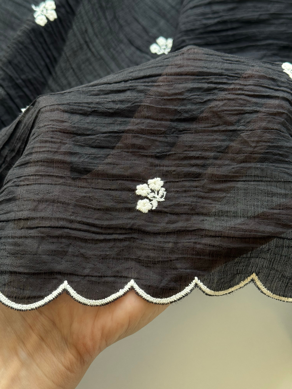 Вышивка (на чёрной жатой органзе)