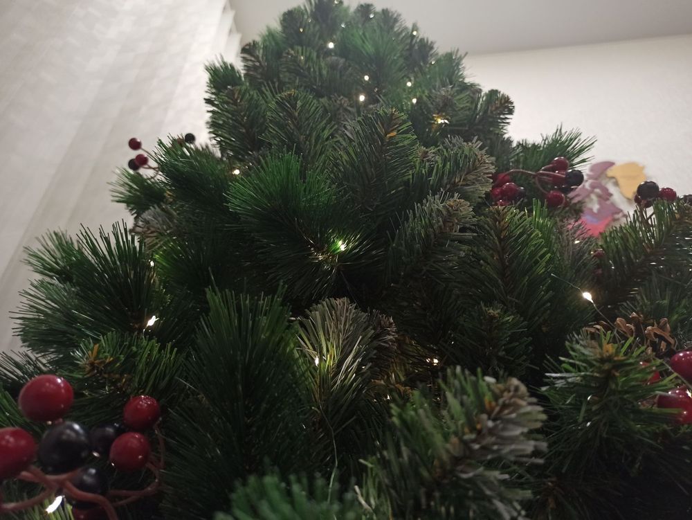 Заснеженная елка с шишками и ягодами «Очарование» (Леска+пвх) 240 см / 2.4 м