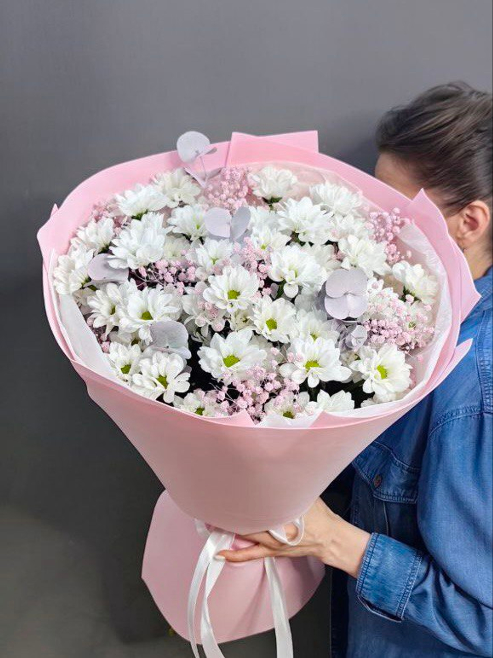 Букет с кустовыми хризантемами сорта "Kennedy white" в розовом цвете