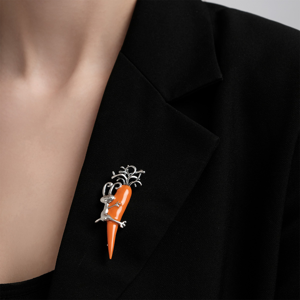 "Морковкин" брошь в серебряном покрытии из коллекции "Позитивчики" от Jenavi с замком булавка