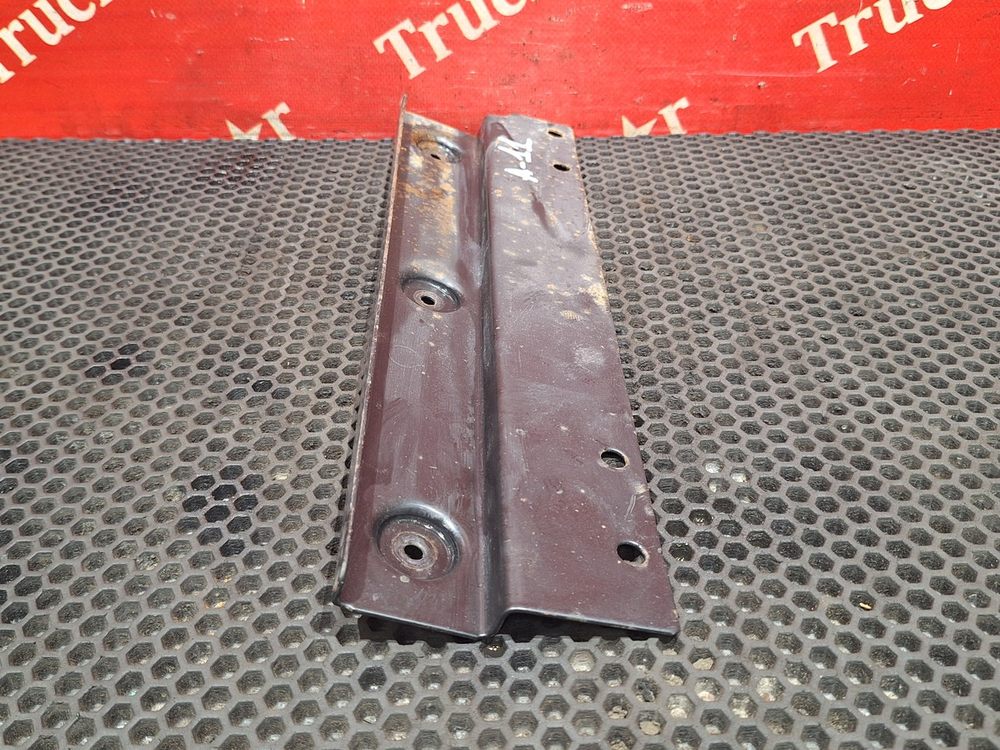 Кронштейн крыла переднего