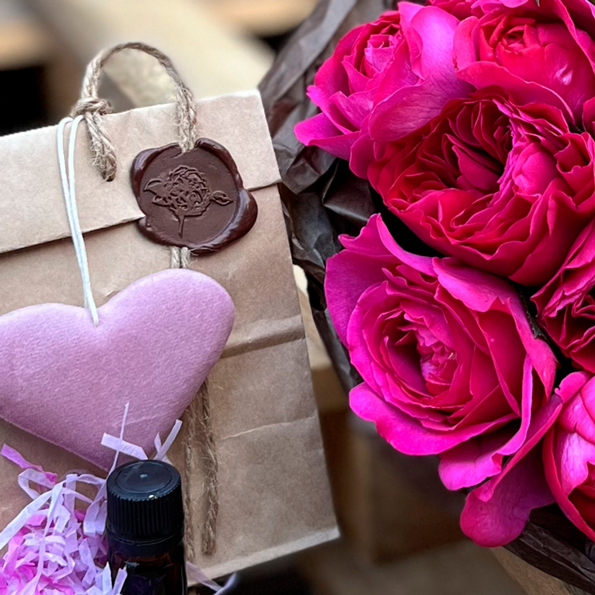 букет Рубиновый микс + эфирное масло Розы дамасской (Rosa × damascena) 1 мл (25 капель)