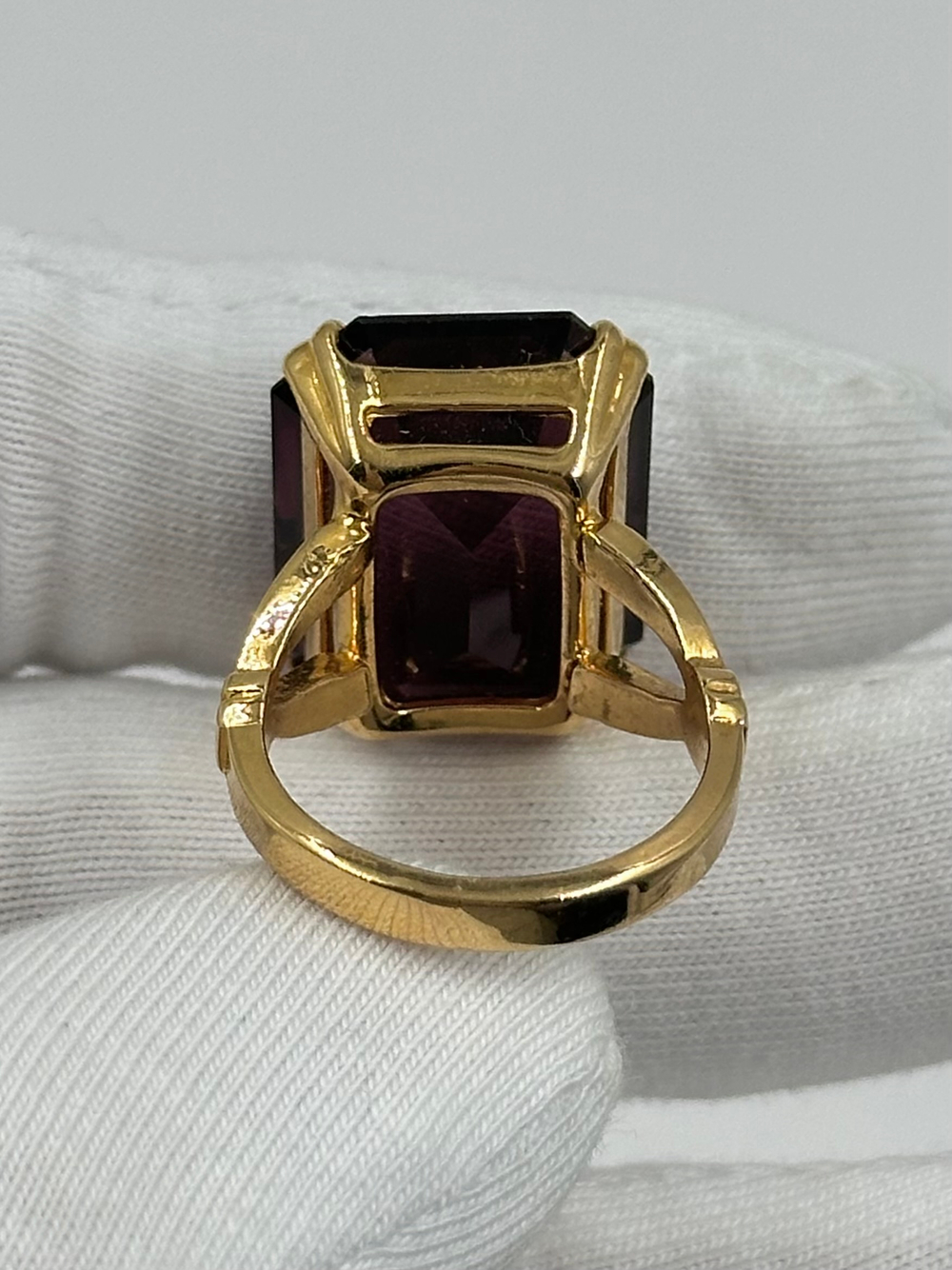 Кольцо с фиолетовым кристаллом