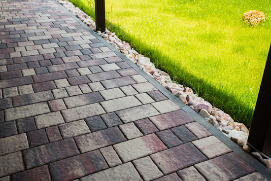 Цветная тротуарная плитка: почему выцветает после зимы и как сохранить яркость