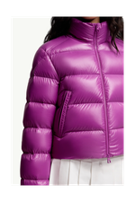 Женская короткая куртка Moncler Petra с глянцевым эффектом и наполнителем из пуха | Цвет фуксия