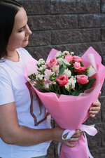 Букет из Пионовых Роз, кустовых роз, альстромерии в дизайнерском оформлении