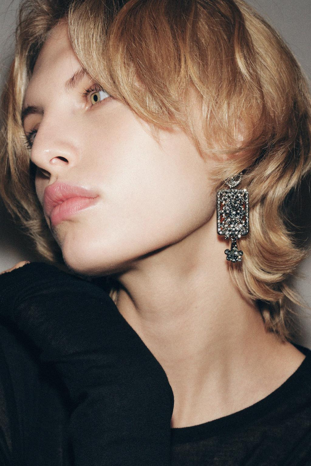 ZARA СЕРЬГИ СО СТРАЗАМИ, АНТРАЦИТОВО-СЕРЫЙ