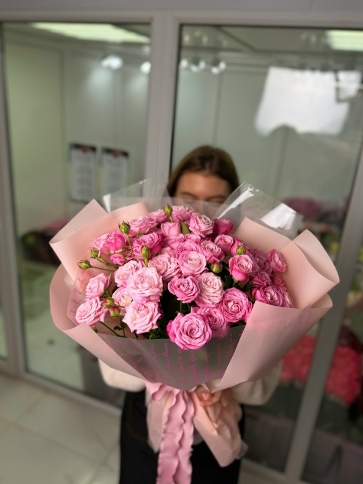 Нежный букет из 13 веток кустовых роз 50 см
