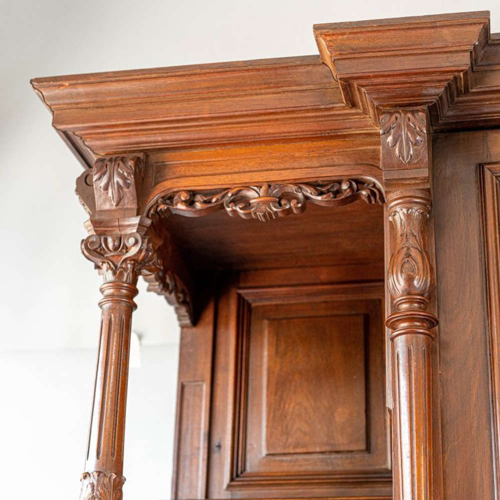 Буфет с рыцарской тематикой в стиле Генриха II