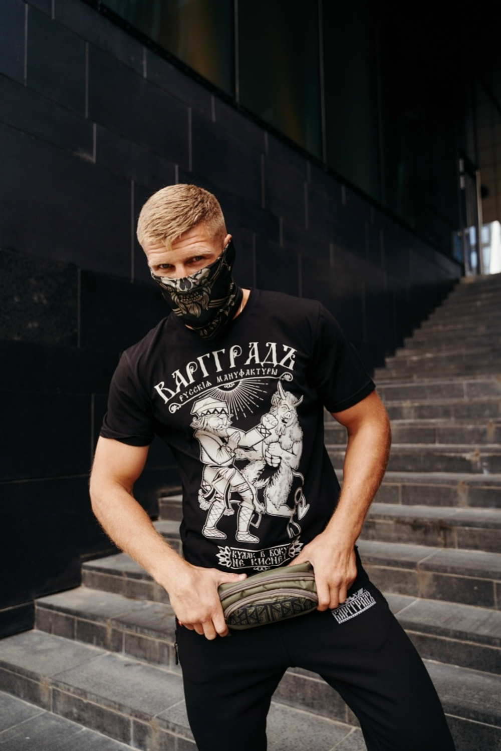 Футболка Варгградъ мужская чёрная "Кулак в боку не киснет" (Сказки тёмной стороны)
