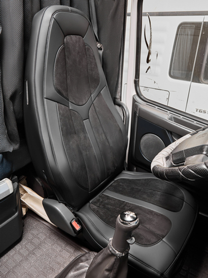 Чехлы Люкс VOLVO FH-13 после 2018 года: водитель от сиденья, пассажир от стойки кабины (один вырез под ремень) (экокожа, черный, черная вставка)