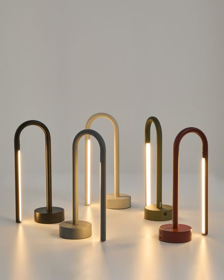 Переносная настольная лампа Bow из красного алюминия