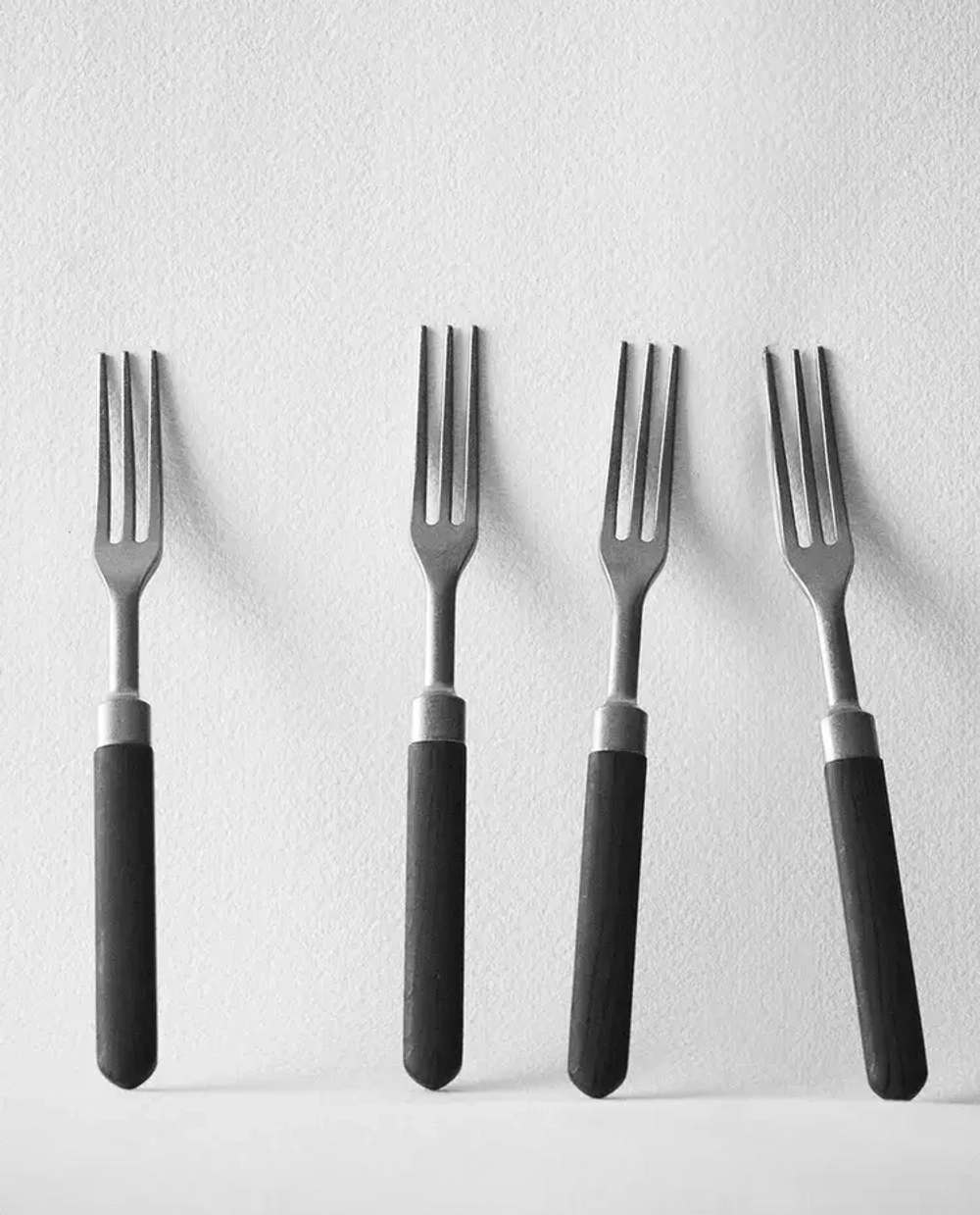 ZARA HOME НАБОР ИЗ 4 ВИЛОК С ПЛАСТИКОВЫМИ РУЧКАМИ, КОРИЧНЕВЫЙ