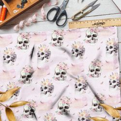 Ткань таффета черепа в цветах на розовом