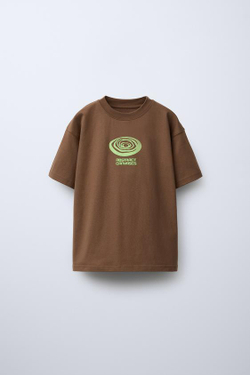 ZARA ФУТБОЛКА ИЗ ТКАНИ С ПРИНТОМ, КОРИЧНЕВЫЙ