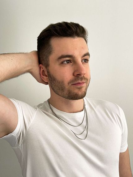 Фото цепочка на шею гурмета допиа серебро 9266 на модели вблизи