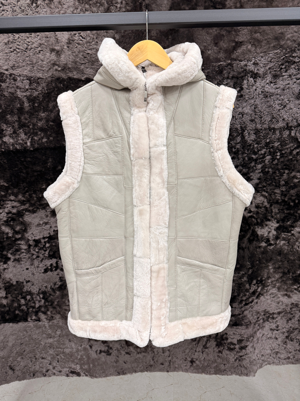 Жилет из натуральной овчины. С капюшоном, 56 Размер