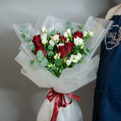 Букет с красными розами, белым лизиантусом и эвкалиптом