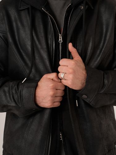 Черная куртка из эко-кожи QWE